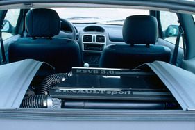 Renault Sport Clio V6 24V (1998) - quer eingebauter PRV-V6 im Prototypen