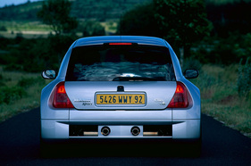 Renault Sport Clio V6 24V (2000) - charakteristisch snid die beiden Aufpuffrohre (Phase 1)