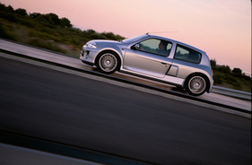 Renault Sport Clio V6 24V (2000) - kurze Überhänge auch bei der Serienversion