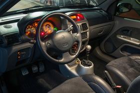 Renault Sport Clio V6 24V (2002) - Tacho bis 260 km/h, die Unterschiede zum Frontantriebs-Clio sind aber nicht riesig