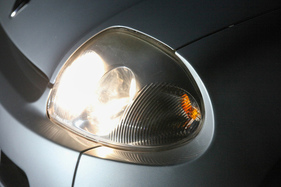 Renault Sport Clio V6 24V (2002) - kunstvoll gestaltete Scheinwerfer