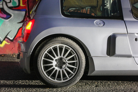 Renault Sport Clio V6 24V (2002) - prall gefüllte Radhäuser