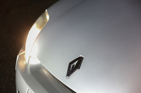 Renault Sport Clio V6 24V (2002) - stolz getragenes Renault-Zeichen auf dem Bug