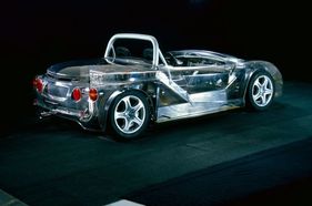 Renault Sport Spider (1995) - die durchsichtigen Materialien erlauben einen Blick auf das Innenleben.