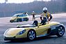 Renault Sport Spider (1995) - man beachte den Espace mit Formel-1-Technik im Hintergrund. (© Renault Communication, 1995) Renault Sport Spider (1995) - man beachte den Espace mit Formel-1-Technik im Hintergrund. (© Renault Communication, 1995)