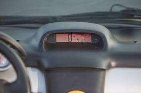 Renault Sport Spider (1997) - Die Geschwindigkeitsanzeige ist bei so einem Auto eher zweitrangig, weshalb man sie getrost in der Mitte des Armaturenbretts anbrachte