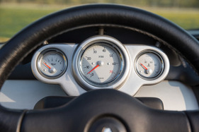 Renault Sport Spider (1997) - Drehzahlmesser in der Mitte, wie es sich gehört für eine Sportwagen