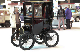 Renault Type B (1899) - schon damals kompakt - nur 1,9 m lang, immerhin 45 km/h schnell - Rétromobile Paris 2018
