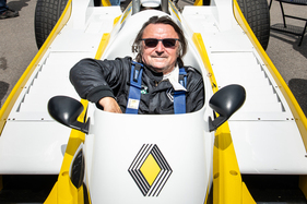René Arnoux zwängte sich noch einmal in seinen Renault RS 10 von 1979 – Goodwood Festival of Speed 2023