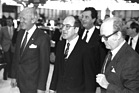 René L. Bardet (links) und Alex Meile (rechts) von GM Suisse zusammen mit Bundespräsident Furgler am Genfer Automobilsalon 1985