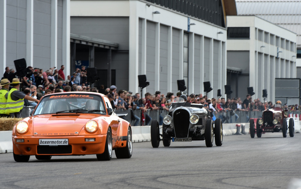Renn- und Sportwagen der unterschiedlichsten Zeitalter auf der Rundstrecke - Klassikwelt Bodensee 2016