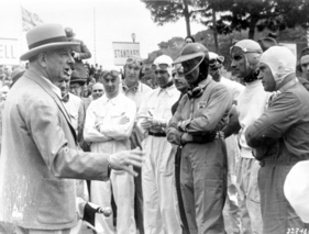 Rennbesprechung mit den Fahrern aller Teams am GP von Monaco 1935, ua.a. Louis Chiron, Rudi Caracciola, von Brauchitsch, Fagioli und andere