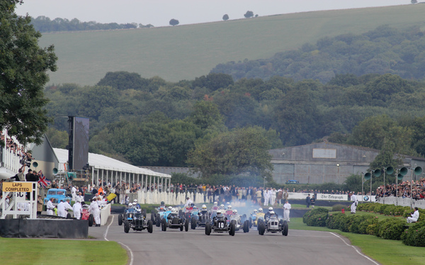 Rennen der Grand-Prix-Wagen und Voiturettes mit Jahrgängen 1930 bis 1950 um die Goodwood Trophy am Goodwood Revival 2013 - Der Start ist freigegeben, los geht's