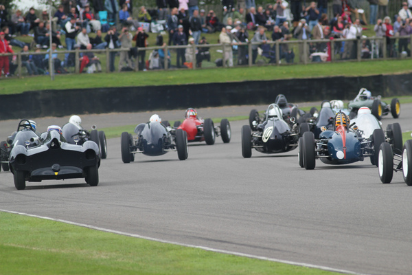 Rennen um die Gordon Trophy am Goodwood Revival 2013 - Der Cooper-Bristol T40 fällt etwas aus der Reihe