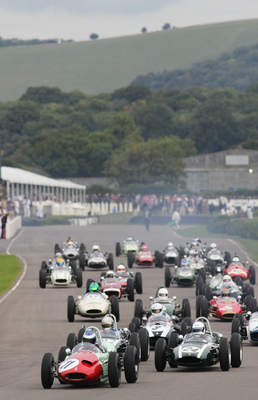 Rennen um die Gordon Trophy am Goodwood Revival 2013 - Der Cooper-Climax T51 rettet die Führung beim Start in die erste Kurve