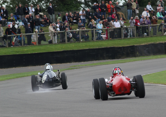 Rennen um die Gordon Trophy am Goodwood Revival 2013 - Es wird mit vollem Einsatz gefahren