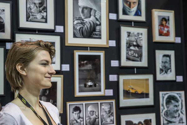 Rennfahrer-Portraits in der Kunstgasse - Rétromobile Paris 2016