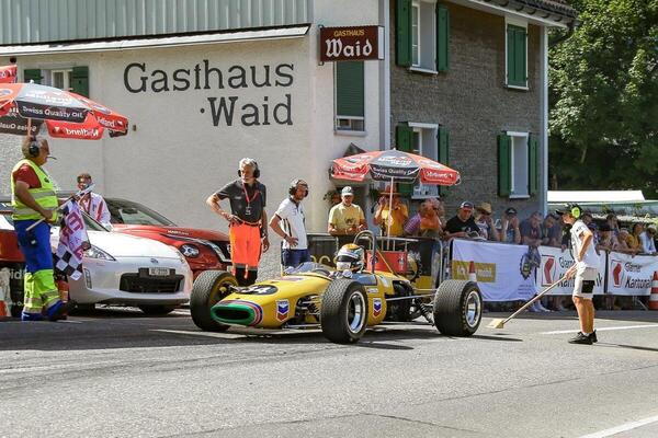 Rennfahrer Thomas Amweg mit dem Brabham F2 BT23-17 (ex Xavier Perrot) steht kurz vor dem Start am Kerenzerbergrennen 2022