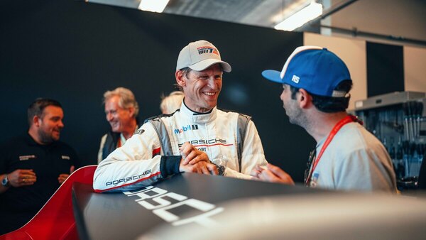 Bild: Rennfahrer und Porsche-Markenbotschafter Jörg Bergmeister (l) – Porsche Rennsport Reunion 2023