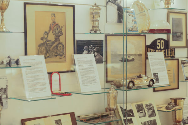 Rennfahrer von damals werden mit historischen Dokumenten und Utensilien dokumentiert - Prototyp Automuseum Hamburg