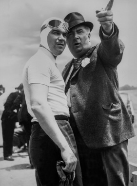 Rennfahrerbesprechung (1938) - Rennleiter Alfred Neubauer und Rudolf Caracciola