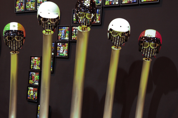 Rennfahrerhelme als Kunstgegenstand - Rétromobile Paris 2016