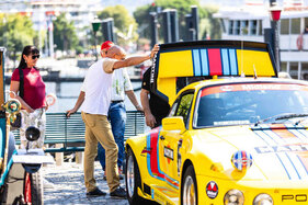Renngeschichte zum Anfassen - Porsche 911 in Martini-Dekor mit markantem Heckflügel zieht die Blicke der Besucher auf sich