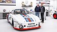 Renningenieur Norbert Singer (li.) mit Rennfahrer Timo Bernhard am Porsche 935 – Sonderausstellung "Raceborn – 75 Jahre Porsche Motorsport" (© Porsche AG, 2026) Renningenieur Norbert Singer (li.) mit Rennfahrer Timo Bernhard am Porsche 935 – Sonderausstellung "Raceborn – 75 Jahre Porsche Motorsport" (© Porsche AG, 2026)