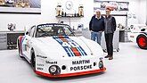 Bild: Renningenieur Norbert Singer (li.) mit Rennfahrer Timo Bernhard am Porsche 935 – Sonderausstellung "Raceborn – 75 Jahre Porsche Motorsport"