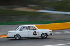 Rennlegende und Le Mans Sieger 1969 Jackie Oliver siegte in der U2TC Klasse mit einem BMW 1800 TiSA (1965) an der Spa Classic 2015