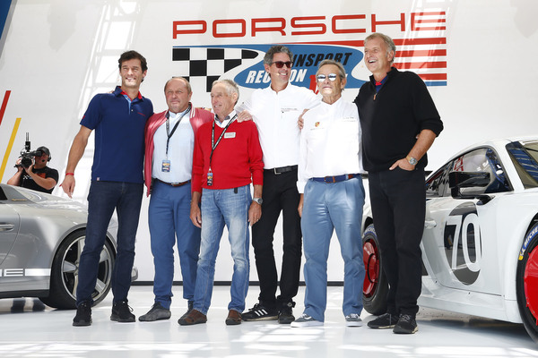 Bild Rennlegenden auf der Bühne, unter anderem Jochen Mass, Jacky Ickx, Manfred Schurti und Marc Webber - Porsche Rennsport Reunion 2018