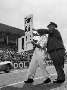 Rennleiter Alfred Neubauer informiert seine Fahrer über die Rundenzeiten - Grosser Preis von Frankreich (1954)