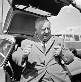 Rennleiter Alfred Neubauer mit einem Mercedes-Benz 300 SL Coupé - Grosser Preis von Schweden (1955)