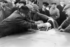 Rennleiter Alfred Neubauer neben Rudolf Caracciola - Rekordfahrten auf der Reichsautobahn (1936)