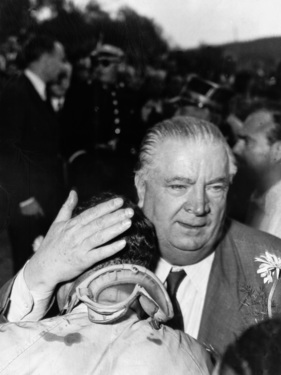 Rennleiter Alfred Neubauer umarmt Stirling Moss - Grosser Preis von Belgien, Spa-Francochamps (1955)