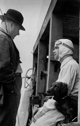 Rennleiter Alfred Neubauer und Rudolf Caracciola mit seinem Hund Moritz