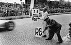 Rennleiter Alfred Neubauer zeigt Juan Manuel Fangio 26 Sekunden Vorsprung auf seine Konkurrenz an - Grosser Preis der Schweiz (1954)