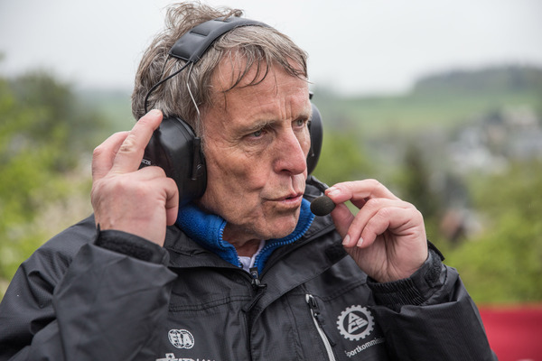 Bild Rennleiter Sepp Ludin gibt das Kommando