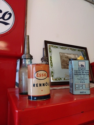 Rennöl aus der Zeit, als man noch wusste, was ein zusammengesetztes Hauptwort ist – Zu Besuch in der Sammlung Hilker