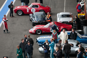 Bild Rennpreziosen wo man hinschaut, Blick von der Dachterrasse auf die Boxengasse bei Start/Ziel – Spa Six Hours 2013