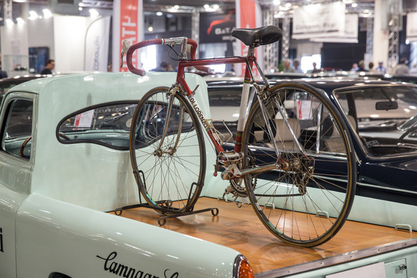 Rennrad von "Di Lorenzo" als Sahnehäubchen auf dem Pickup - Auto e Moto d'Epoca 2022