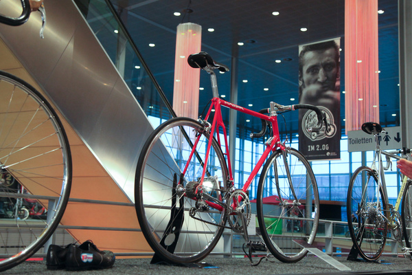 Rennräder in einer Reihe in der Sonderschau - Bremen Classic Motorshow 2019