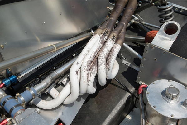 Rennsportliche Aufmachung unter der E-Type-Haube - Jaguar Meet Ace Cafe Juni 2020