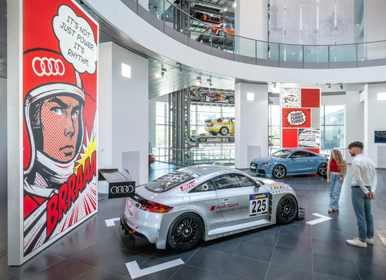 Rennsportlicher Audi TT - Audi museum mobile Sonderausstellung „1-2-4-5-3: 50 Jahre Audi Fünfzylindermotor“