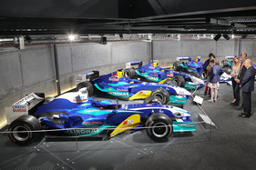 Rennstallgründer Peter Sauber schaut sich mit Sauber-Teamchefin Monisha Kaltenborn die Sauber-F1-Rennwagensammlung im neu eröffneten Polygon an - Erlebniswelt Autobau Romanshorn