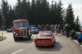 Rennwagen auf Talfahrt, Bus auf Bergfahrt - Internationaler Edelweiss Bergpreis Rossfeld 2018 Rennwagen auf Talfahrt, Bus auf Bergfahrt - Internationaler Edelweiss Bergpreis Rossfeld 2018