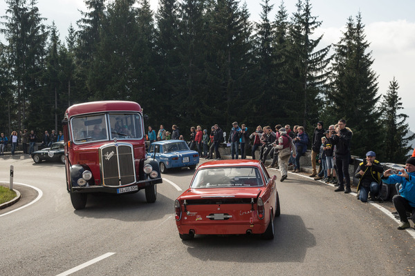 Rennwagen auf Talfahrt, Bus auf Bergfahrt - Internationaler Edelweiss Bergpreis Rossfeld 2018