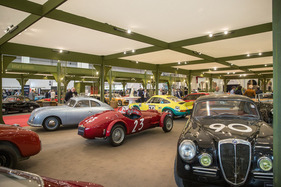Rennwagen unter einer Halle in der Halle – Techno Classica 2023
