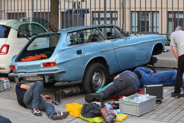 Bild Reparaturen am Volvo 1800 ES, der Auspuff muss neu befestigt werden - Alpenbrevet 2019