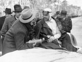 Reporter im Gespräch mit Rudolf Caracciola, Alfred Neubauer (links) - Rekordfahrten auf der Reichsautobahn bei Frankfurt am Main (1936)